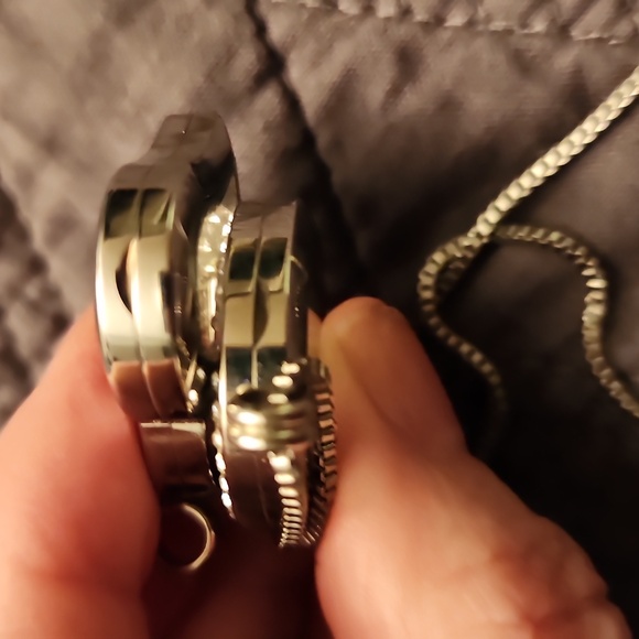 2 Pendants that open and hold small items in side - Picture 9 of 10